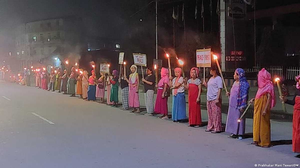 मणिपुर की हिंसा रोकने में महिलाएं निभा सकती हैं कारगर भूमिका मणिपुर की हिंसा रोकने में महिलाएं निभा सकती हैं कारगर भूमिका